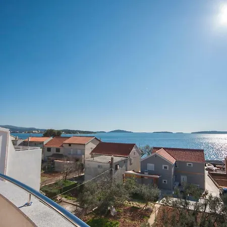 Frane * Brodarica (Sibenik-Knin)